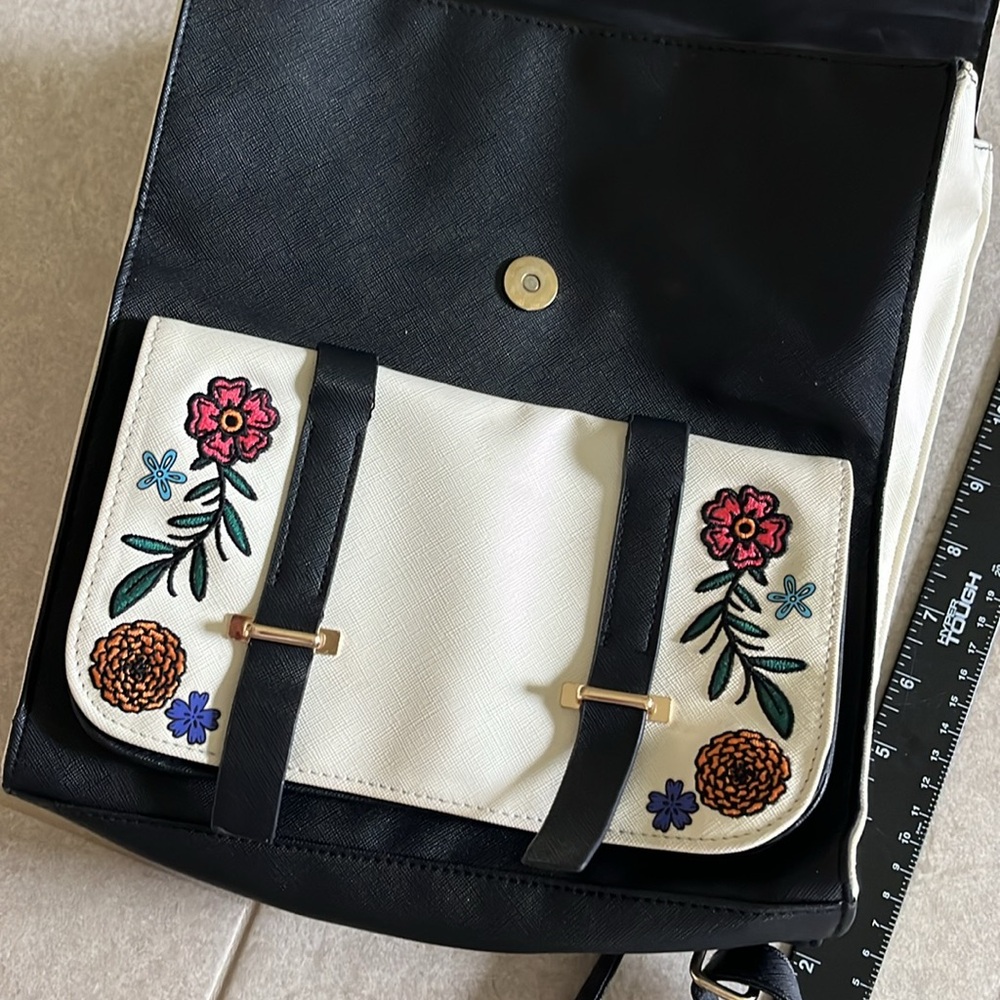 Disney backpack is like new with no tag - Picture 4 of 5